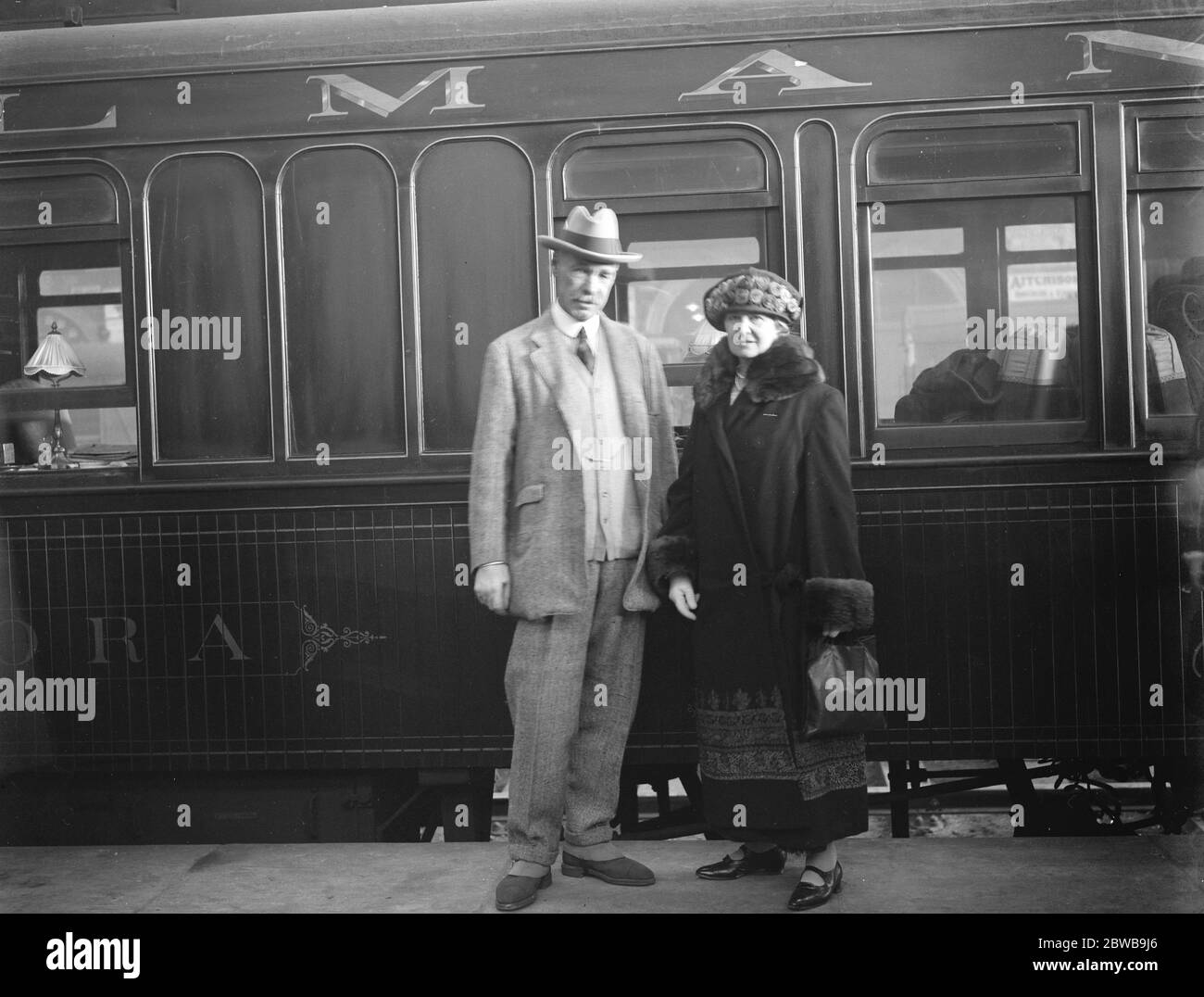 Le commandant - en - chef part pour l'Inde . Lord Rawlinson , commandant britannique - en chef en Inde , photographié à la gare Victoria , Londres avant de partir pour Bombay . Lady Roberts , fille du regretté Lord Roberts , qui était parmi les amis réunis à la station . 6 novembre 1924 Banque D'Images