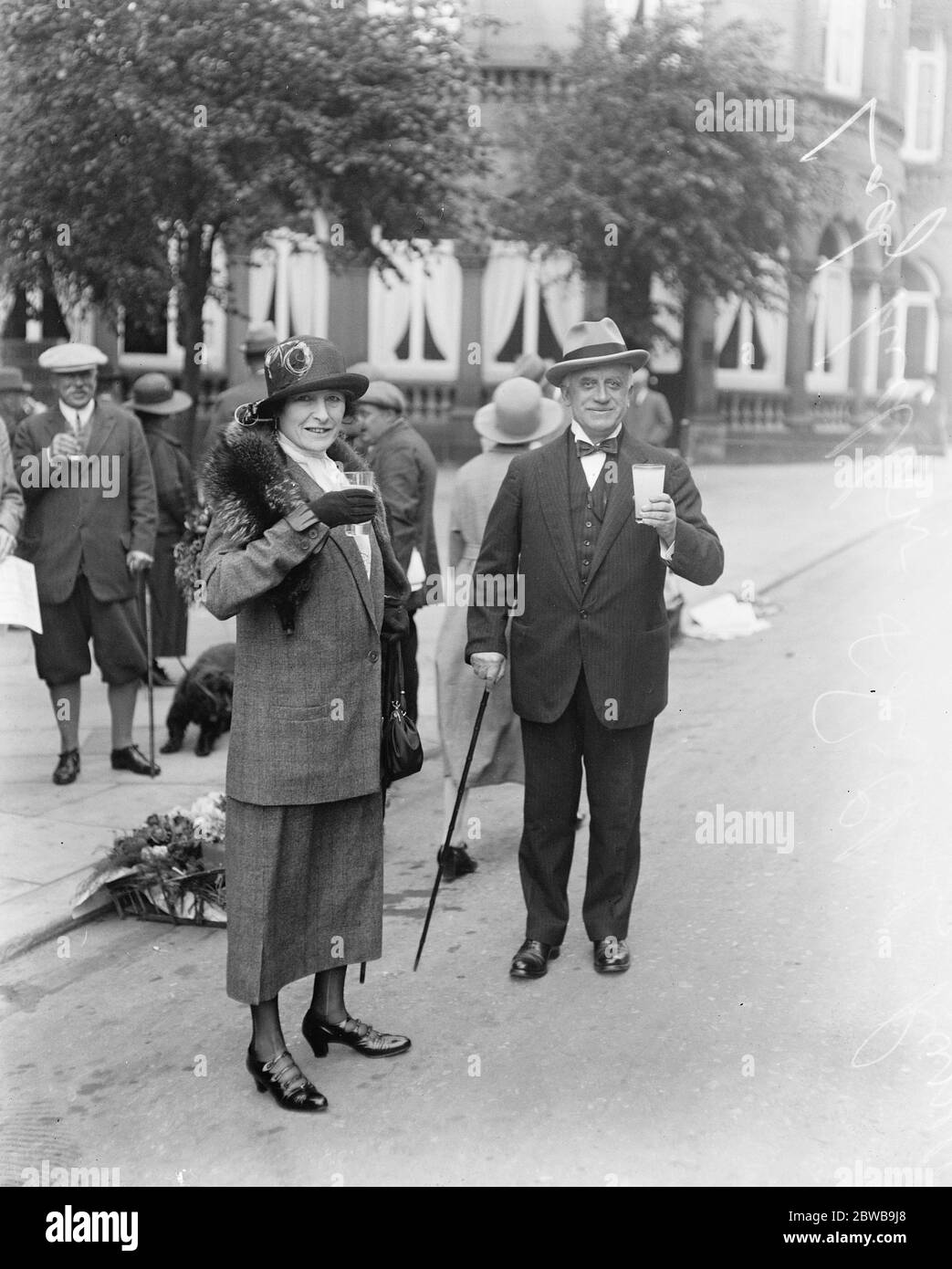 Prendre les eaux à Harrogate , Yorkshire . Lady Ludlow et Sir Charles Russell . 18 août 1923 Banque D'Images