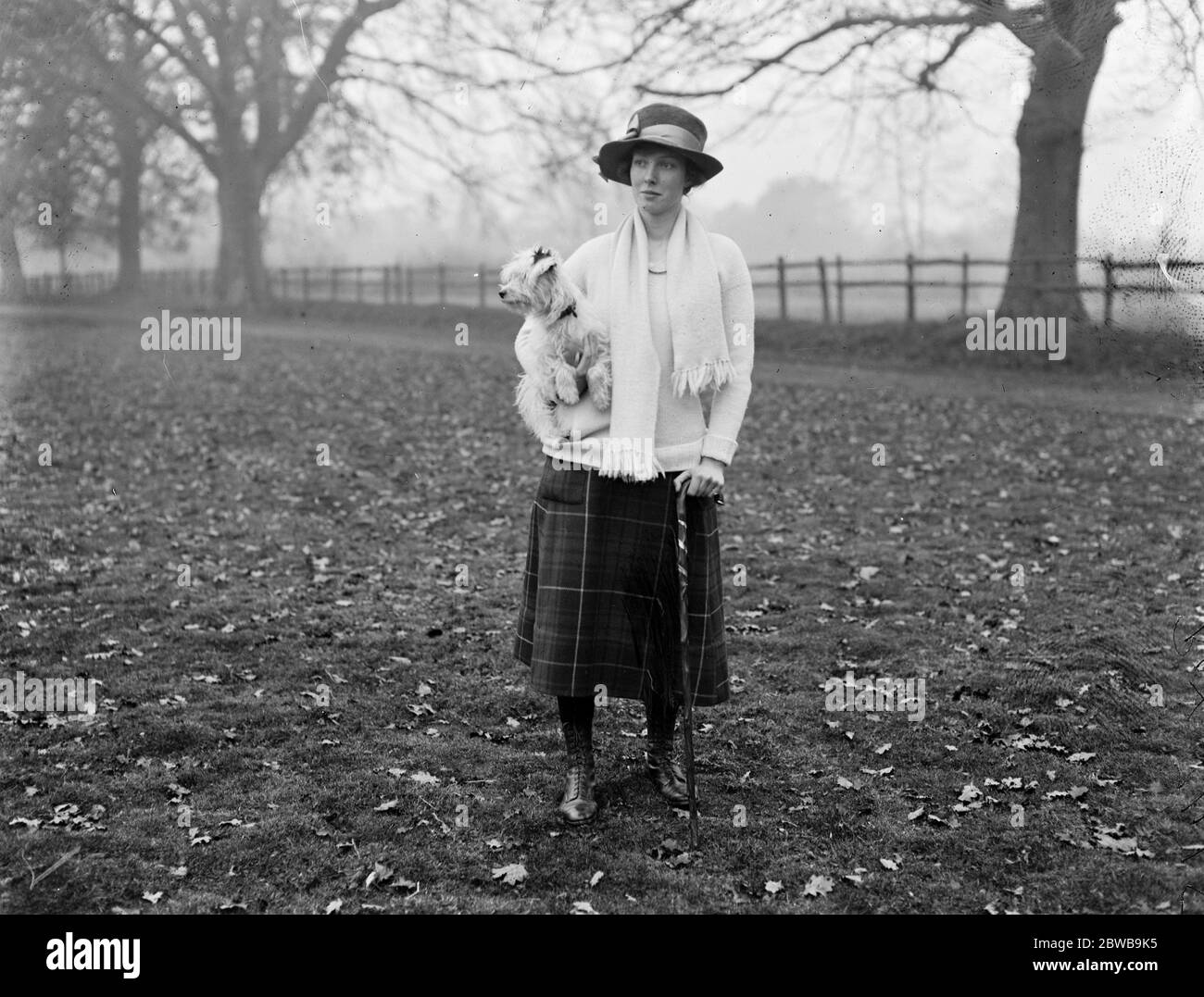 Le tournage de la fête du marquis d'Ailesbury à la forêt de Savernake , Marlborough . Lady Ursula Brudenell Bruce , fille de Lady Ailesbury . 23 novembre 1922 Banque D'Images