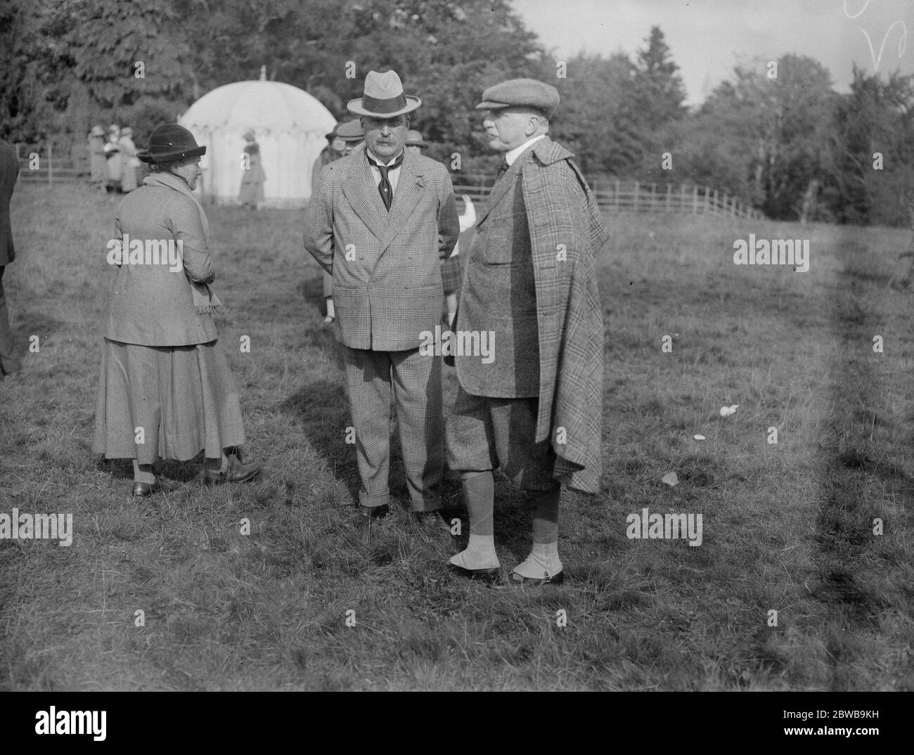 Une vente d'œuvre à l'aide de la charité au château de Balmoral . Lord Southborough et Lord Esher ( à droite ) . 4 septembre 1922 Banque D'Images Une vente d'œuvre à l'aide de la charité au château de Balmoral . Lord Southborough et Lord Esher ( à droite ) . 4 septembre 1922 Banque D'Images