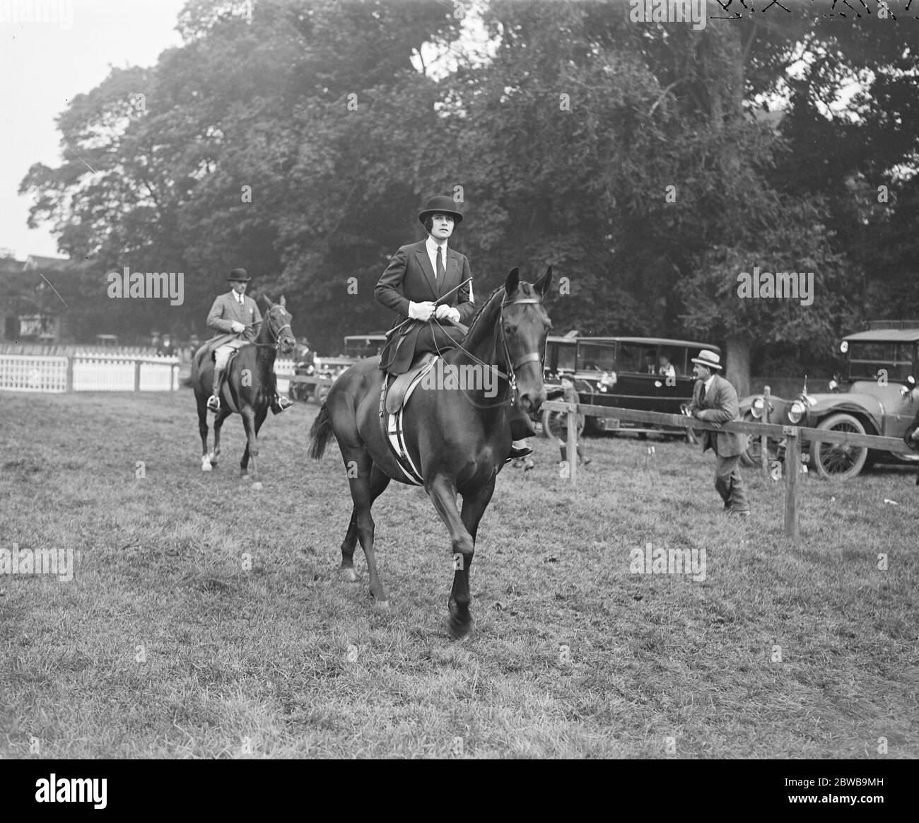 Des gens bien connus au spectacle Buckinghamshire . Lady Chesham sur le Cannock qui a remporté le premier prix de la classe Light Hunter . 14 septembre 1922 Banque D'Images