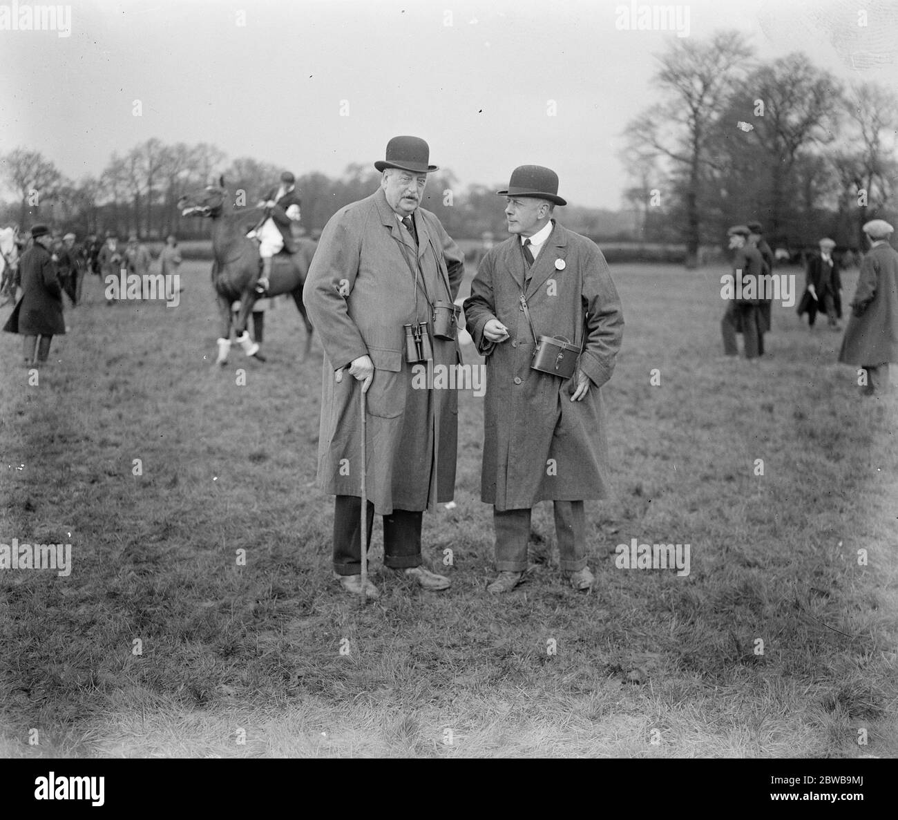 Les courses de Bar point à point à Greenford Green . Le juge Stevenges ( à droite ) , Charles Sibley ( à gauche ) . 14 avril 1923 Banque D'Images