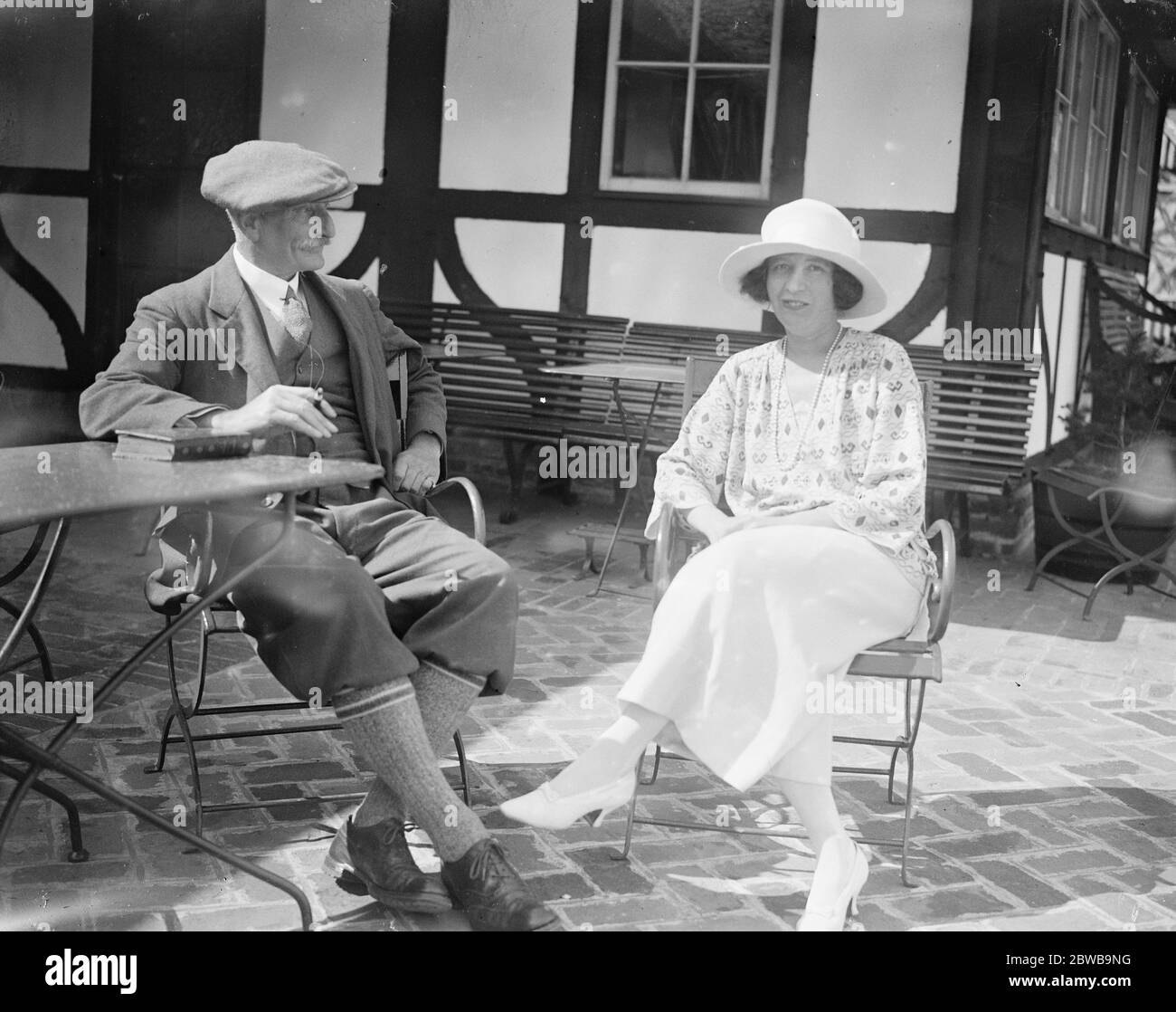 Société sur les liens de golf au Touquet . Lady Peek discutant au club House avec M. Barry . 28 juillet 1923 Banque D'Images