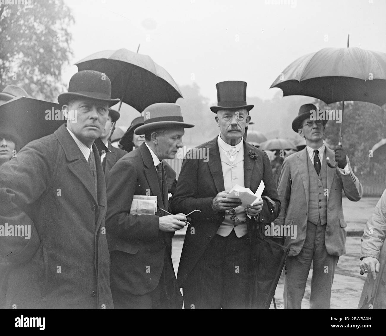 Rencontre d'entraînement par temps humide . La première rencontre d'entraînement de la saison a eu lieu au bâtiment du Magazine , Hyde Park . Lord Desborough , le lanceur officiel . 31 mai 1924 Banque D'Images