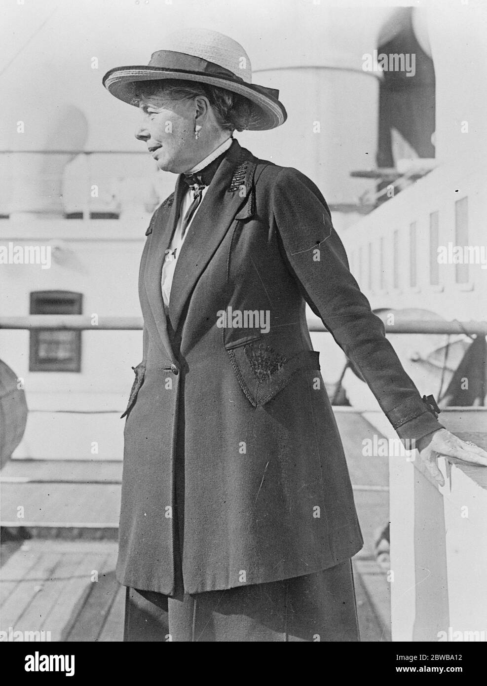 Course de yachtswoman pour épouser Lord Charles Kennedy . Lady Constance Baird , dont l'engagement envers Lord Charles Kennedy est annoncé . Lady Baird est la seule femme à avoir participé à la course internationale de yacht de 6 mètres pour la coupe des Amériques. Lady Constance Baird . 19 décembre 1924 Banque D'Images