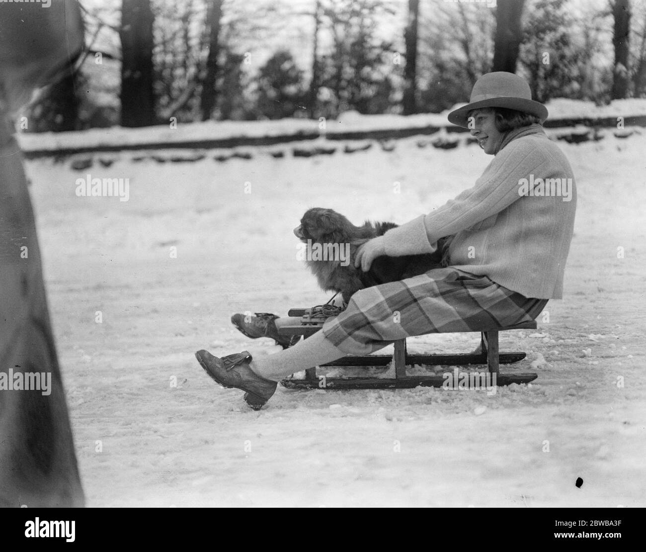 Terrain de jeu d'hiver de l'Angleterre à Buxton , Derbyshire . Un chien chanceux va pour un tour 23 février 1923 Banque D'Images