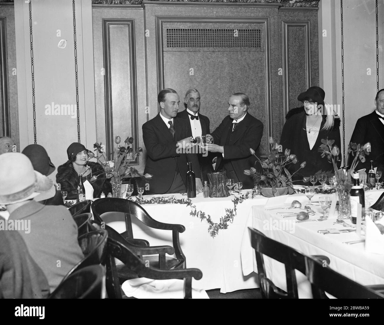 Un 'Mug ' pour Alan Cobham . M. Alan Cobham, héros de Londres à Cape et de la fuite , a été l'invité d'honneur lors d'un déjeuner-dîner du club Aldwych à la salle Connaught , où Sir Charles C Wakefield lui présente le club Aldwych Mug en reconnaissance de sa réalisation . 19 mars 1926 Banque D'Images