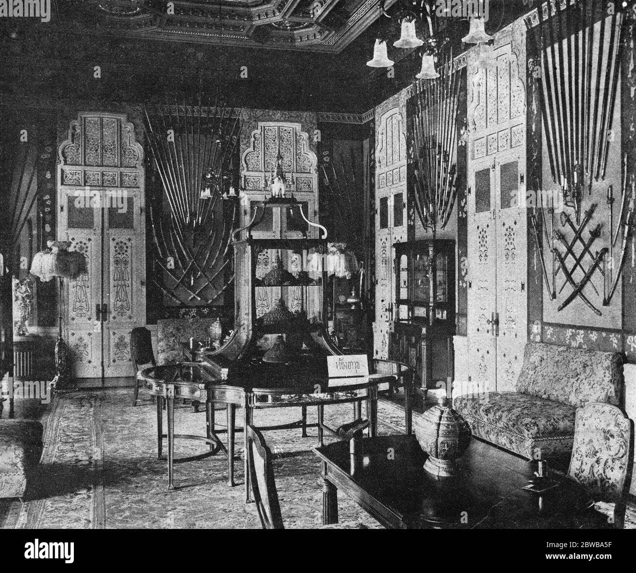 Cambrioleurs dans la salle du trône . Siam Royal Jewels volé . Bangkok . Une des plus petites salles du hall du trône qui jouxte le Palais royal de Chakri , montrant des armoires en verre contenant certains des joyaux de la Couronne qui auraient été volés . 9 août 1926 Banque D'Images