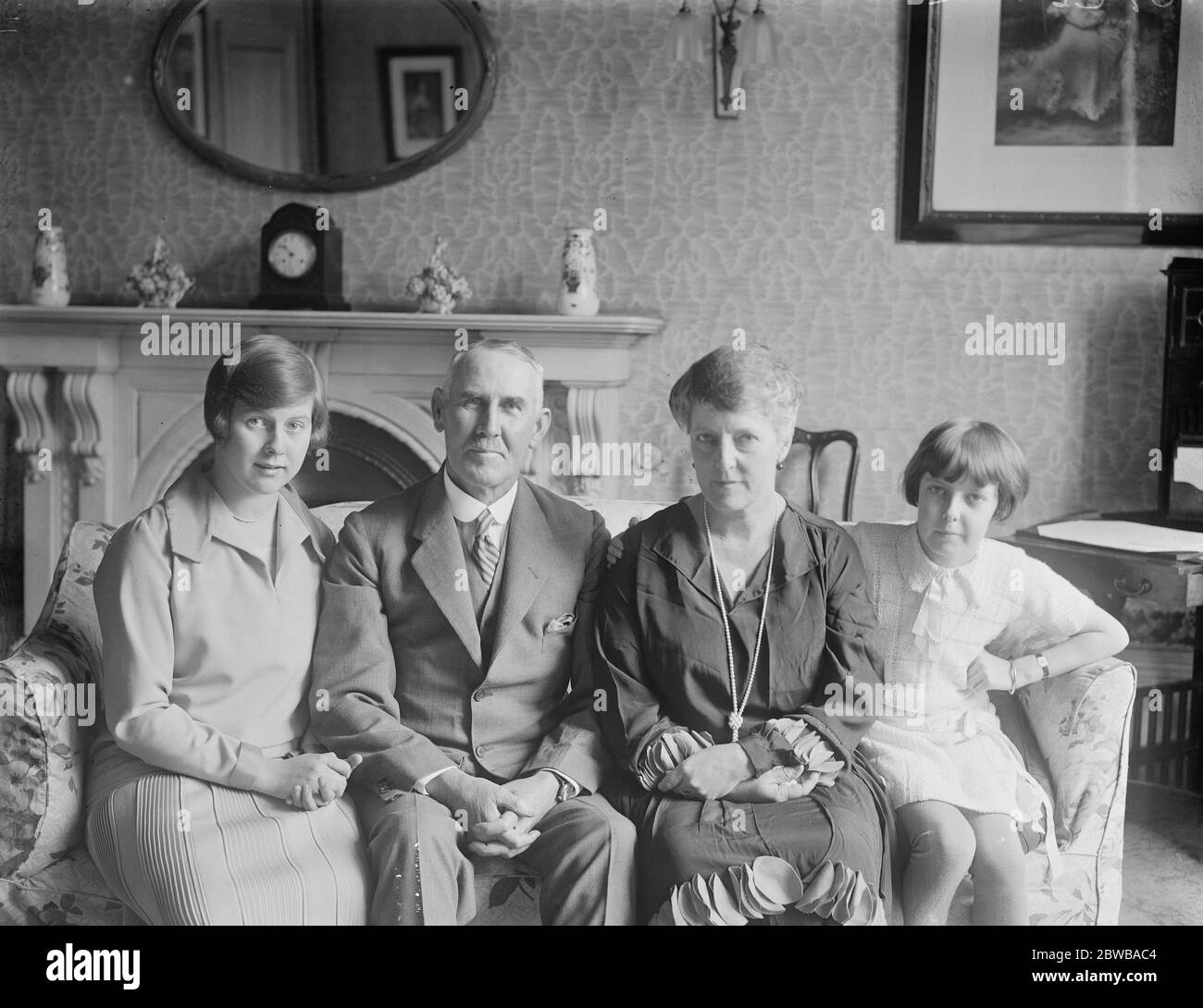 Sir C James Parr , C M G , Nouveau Haut-Commissaire pour la Nouvelle-Zélande , photographié à Londres avec Lady Parr et leurs deux filles . 7 juin 1926 Banque D'Images