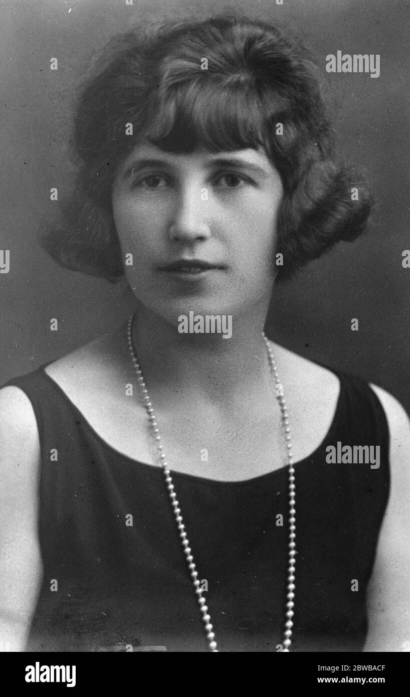 Première chanteuse britannique à remporter le premier prix à Bruxelles Miss Elvira Evans , de 30 , Platurton Gardens , Cardiff qui vient d'être récompensé du Premier Prix pour le chant au Conservatoire de Bruxelles et aussi du Prix Demest ( ouvert aux hommes et aux femmes ) . Elle est la première chanteuse britannique à recevoir le Premier Prix . 20 juillet 1926 Banque D'Images