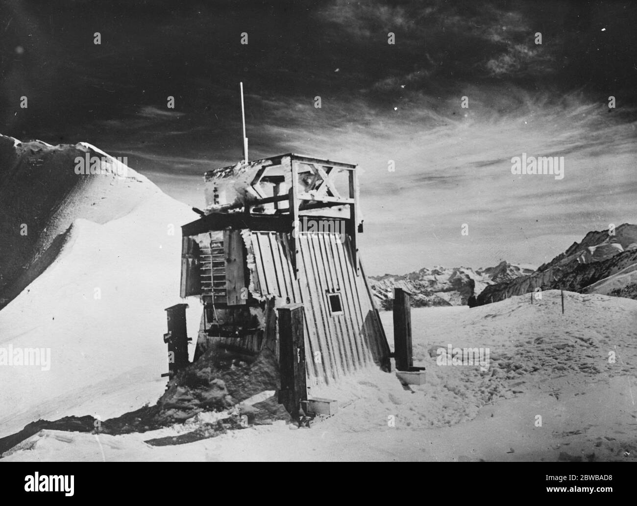 Planté sur la glace éternelle . Nouvel observatoire météorologique sur le Jung Frau . Un observatoire météorologique vient d'être érigé par un institut météorologique suisse , sur la crête Jungfrau 3 , à 200 pieds au-dessus du niveau de la mer . L'observatoire se trouve sur la glace éternelle . 10 octobre 1925 Banque D'Images