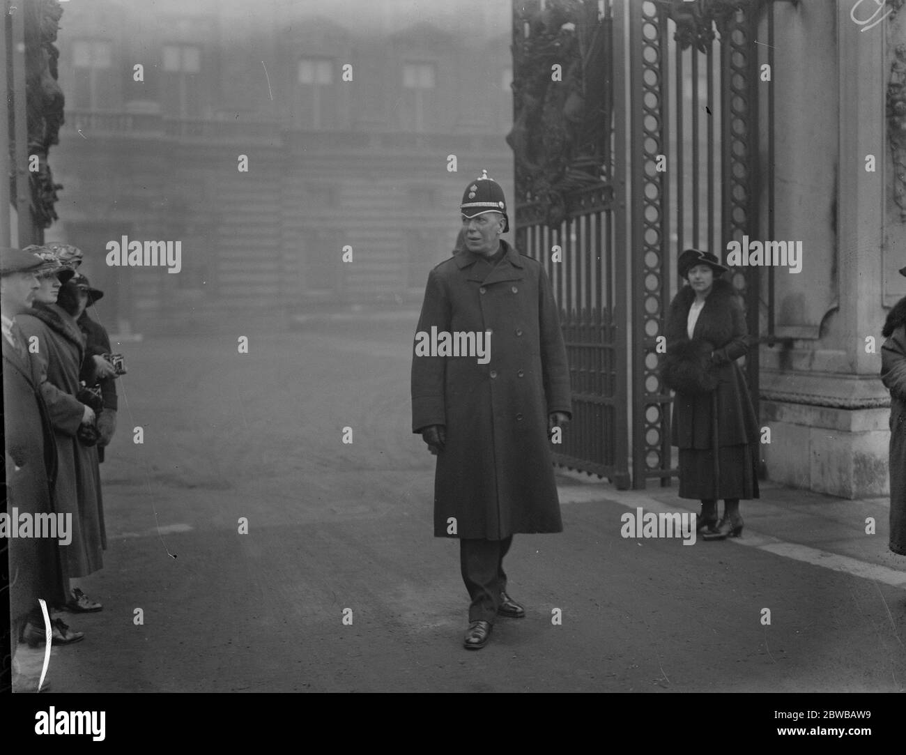 Le Roi présente des médailles de police à Buckingham Palace investiture . Le surintendant F Andrews , ( Derbyshire Constabulary ) décoré de la Médaille de police . 16 février 1923 Banque D'Images