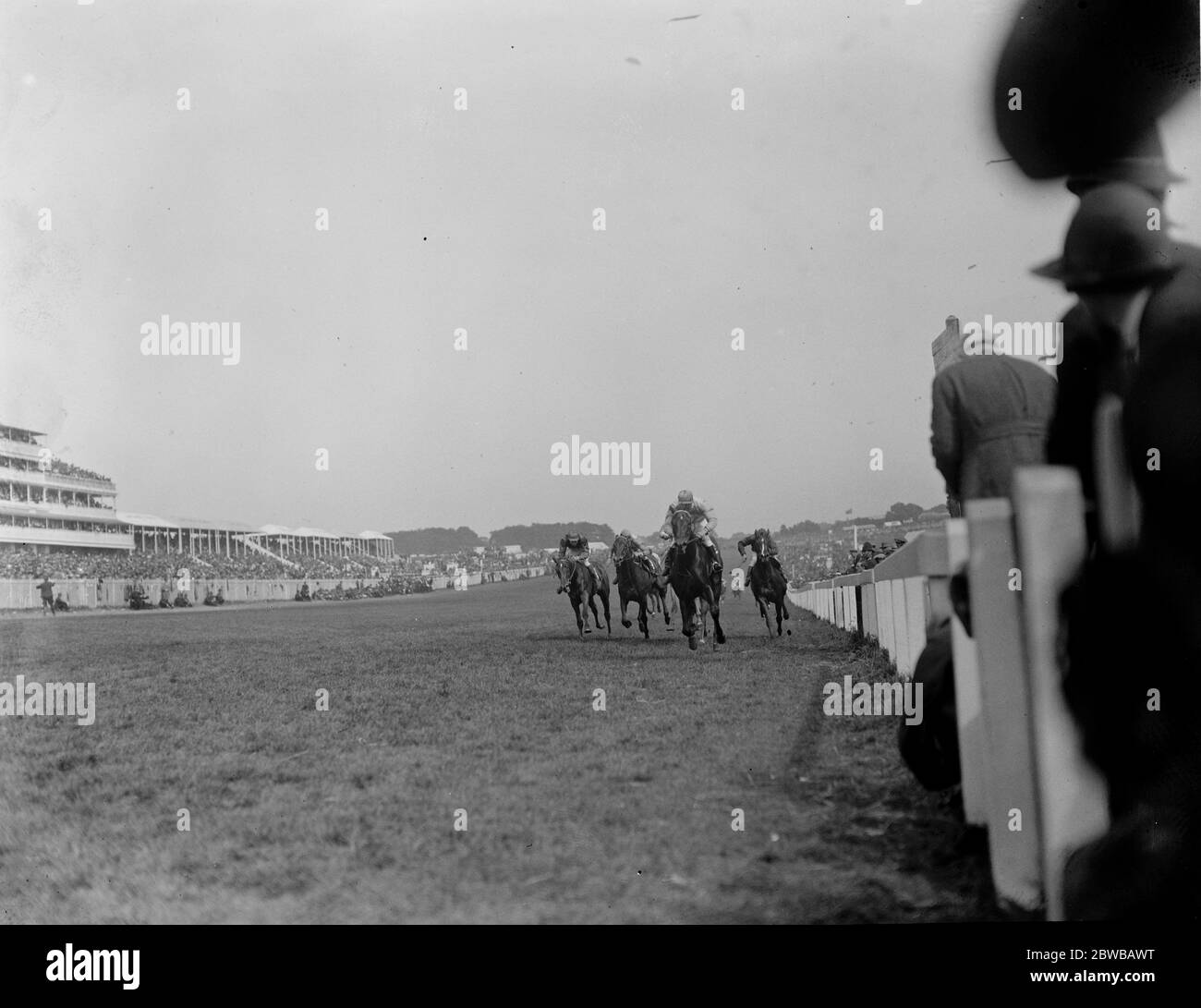 La course pour les piquets de chêne à Epsom . Straitlace de Sir E Hulton, monté par F O ' Neill, remportant les piquets de chêne à Epsom . La fin de la course . 6 juin 1924 Banque D'Images
