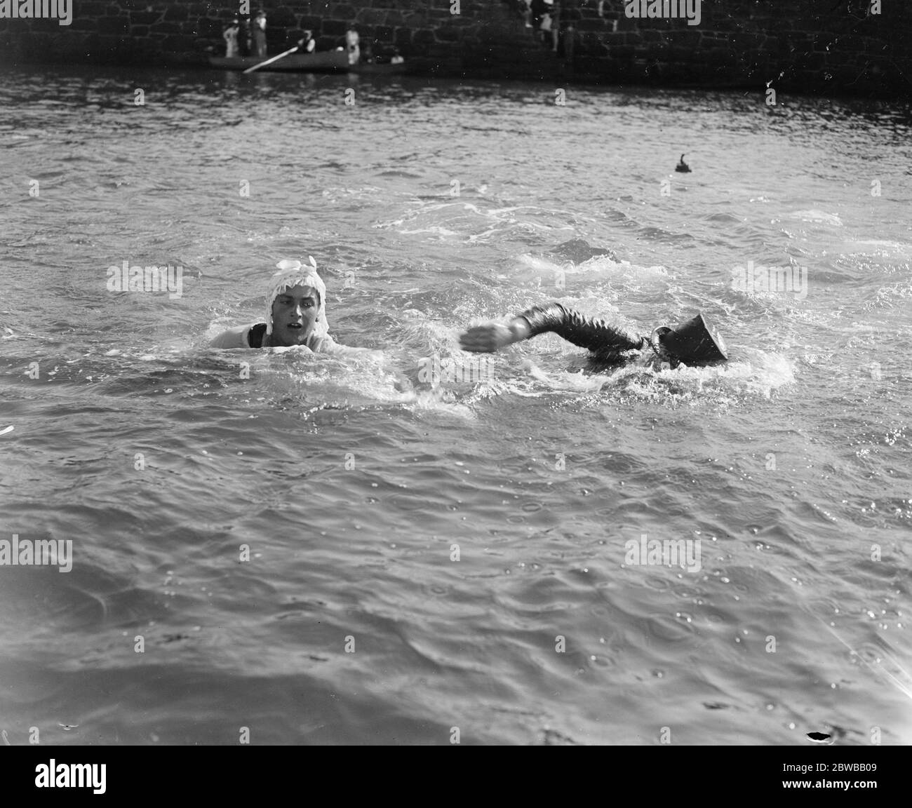 Jersey Water Gymkhana. Natation dans les chapeaux de tête 16 août 1919  Photo Stock - Alamy