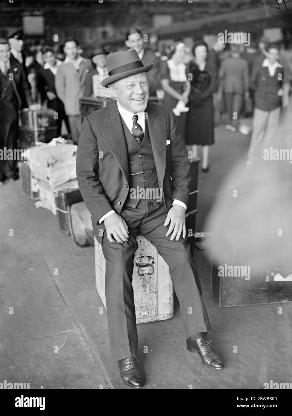 À la gare de Waterloo, au retour des États-Unis , M. Edmund Gwenn , la scène et l'étoile de l'écran . 7 septembre 1937 Banque D'Images