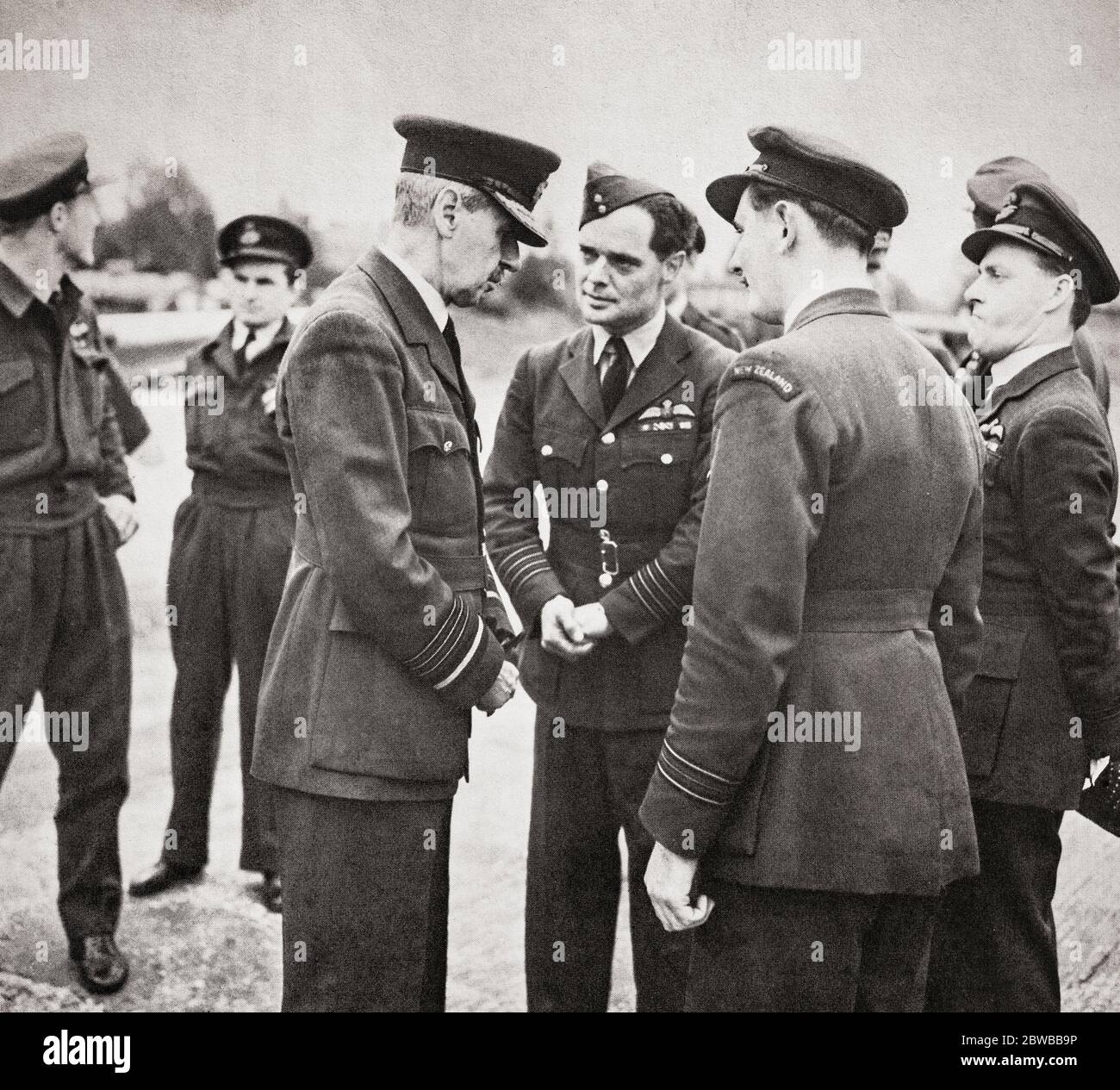 Le maréchal de l'air Hugh Dowding a commandé le commandement de l'armée de combat de la RAF pendant la bataille d'Angleterre et est généralement reconnu pour avoir joué un rôle crucial dans la défense de la Grande-Bretagne, et donc, la défaite du plan d'Adolf Hitler d'envahir la Grande-Bretagne. Il parle ici aux pilotes de chasse avec le capitaine Douglas Bader, un as volant crédité de 22 victoires aériennes, quatre victoires partagées, six probables, un commun probable et 11 ennemis endommagés. Banque D'Images