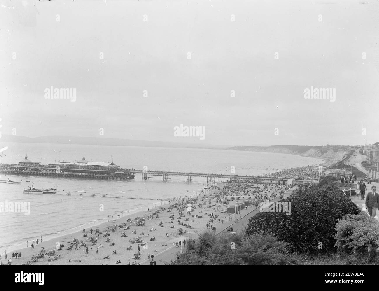 Vue sur Bournemouth montrant la plage et la jetée. 1925 Banque D'Images