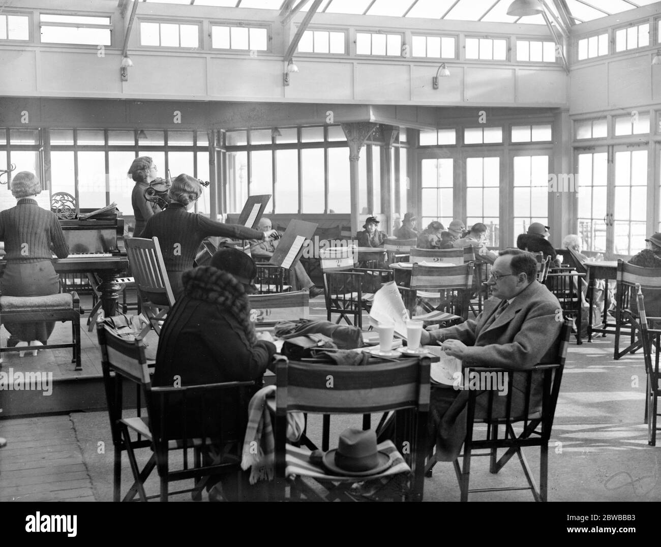 Sur Bournemouth Pier , profiter du soleil dans le salon au bout de la jetée . 2 décembre 1935 Banque D'Images