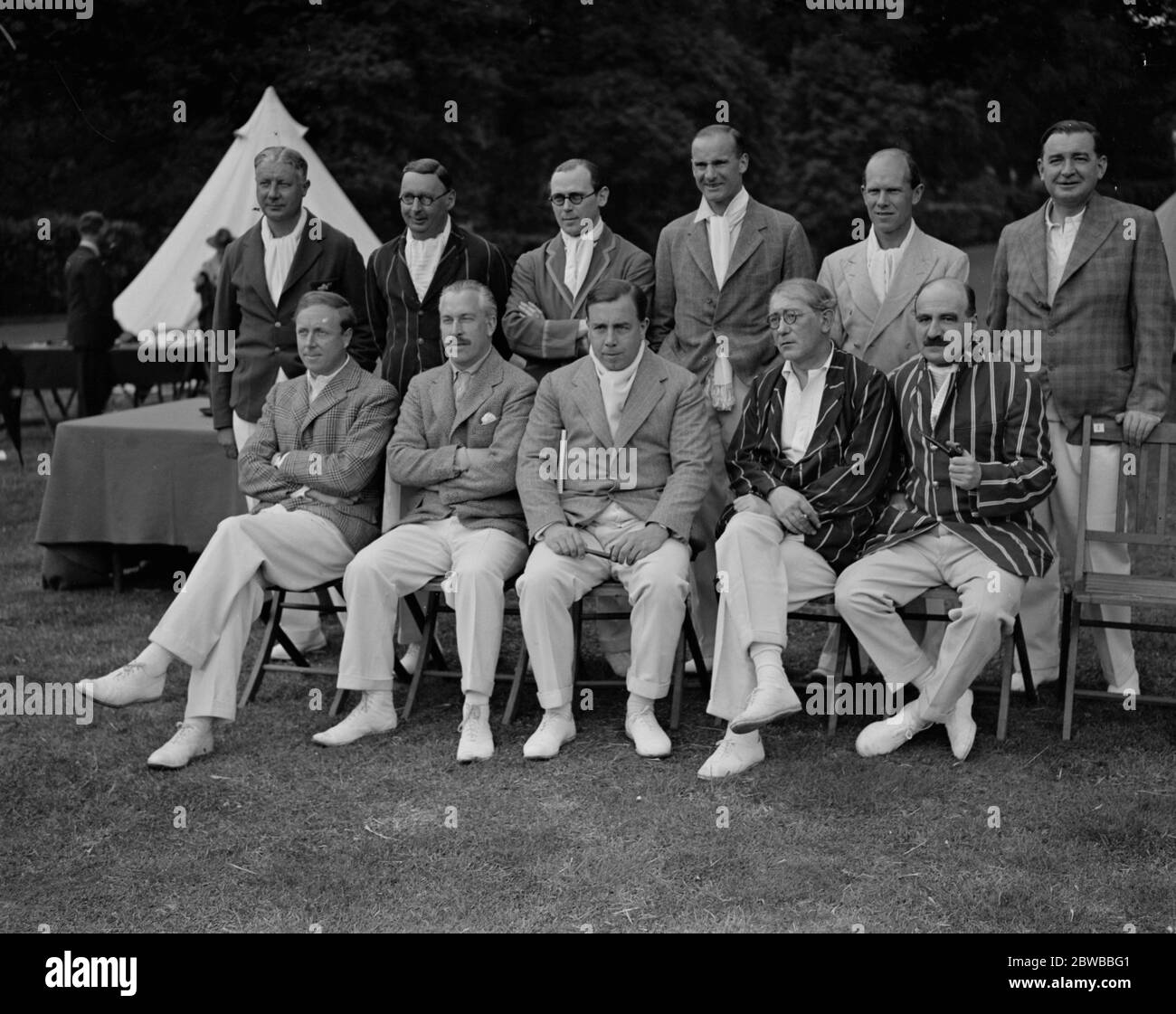 Auteurs contre le cricket actresses à Hampstead . L'équipe des auteurs , de gauche à droite ; en haut - Gerald Gould , Miles Malleson , James laver , Robert Cedric Sherriff , Alec Waugh , Ivor Brown . En bas , de gauche à droite ; Archibald Joseph Cronin , Arthur Bliss , John Boynton Priestley , Sir John Collings Squire , Ralph Straus . Banque D'Images