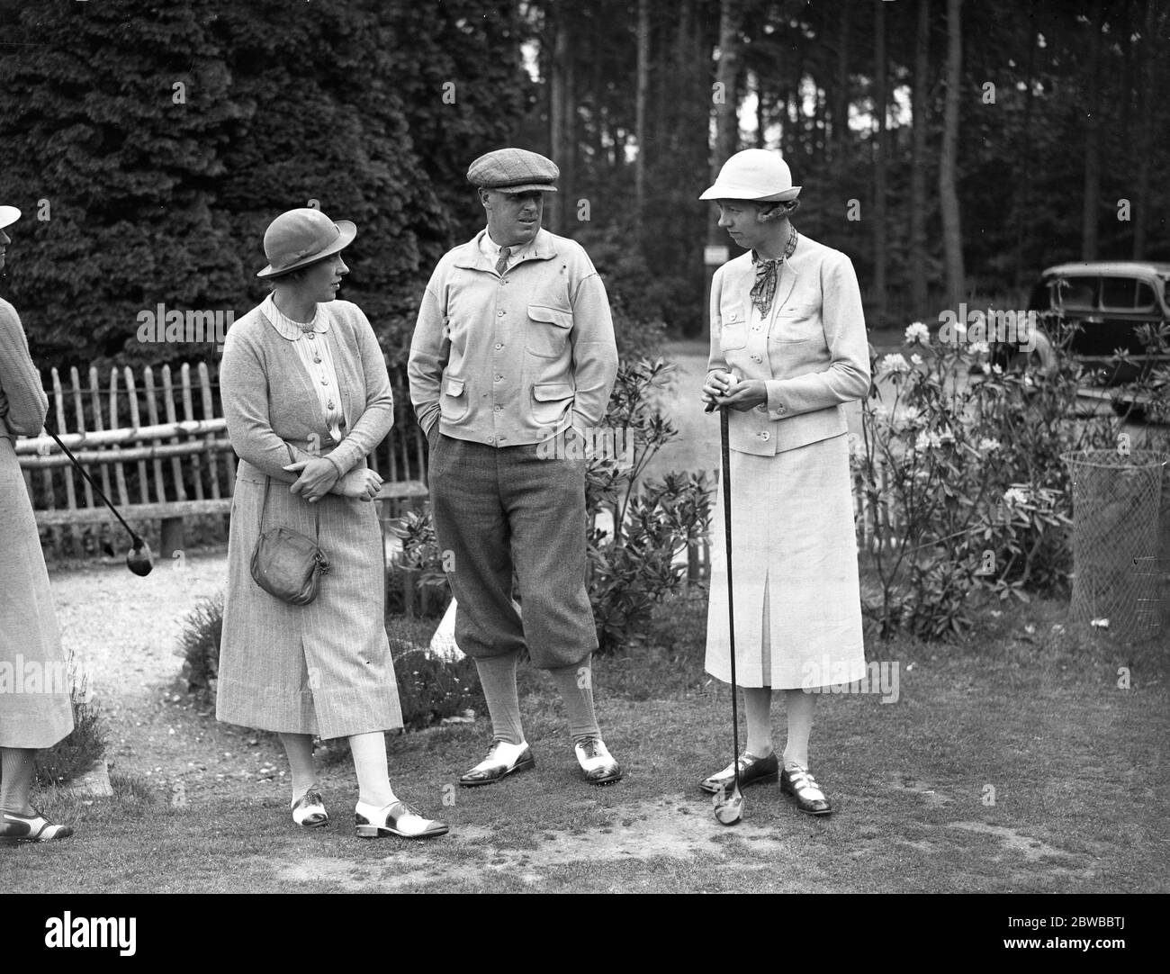 Mesdames et Messieurs au Club de golf de Nouvelle-Zélande , Byfleet . Mme Dudley Charles , Sir John et Lady Heathcoat Amory ( Joyce Wecaped ) . 1937 Banque D'Images