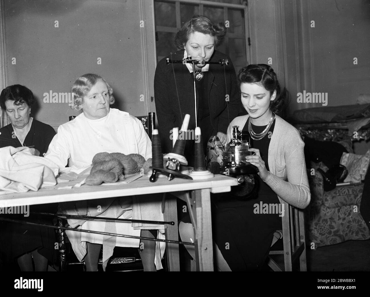 Assistance aux Finlandais UNE scène animée au 42, place Bryanston où des aides bien connues font du confort pour les réfugiés finlandais , sous la direction de Mme Grippenberg , épouse du ministre finlandais 1939 Banque D'Images