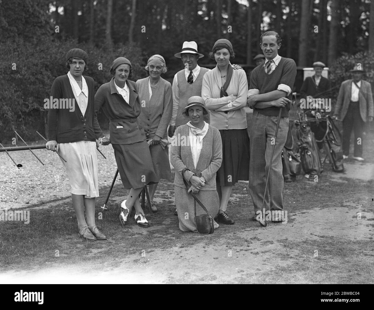 Golf hommes contre femmes au club de Nouvelle-Zélande , Byfleet Mlle Dorothy Pearson , Mme Alec Gold , Mme Wehed , M. Dale Bourn , Mlle Joyce Wehed , M. Eric Martin Smith et au front Mme Dale Bourn 1931 Banque D'Images