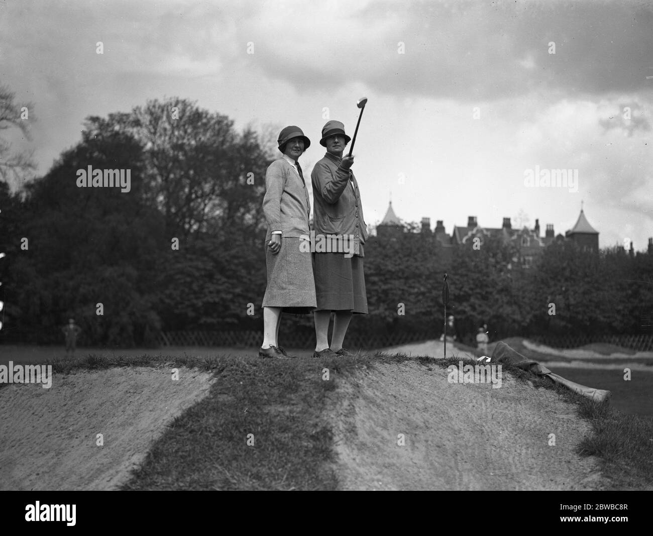 Mesdames V hommes au club de golf toutes saisons , Kensington Mme R L Kennedy et Mlle Cecil Leitch Banque D'Images