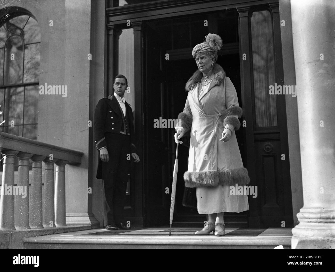La reine Marie quitte la maison à Belgrave Square du duc et de la duchesse de Kent pour le baptême de la petite fille de ce dernier. Banque D'Images