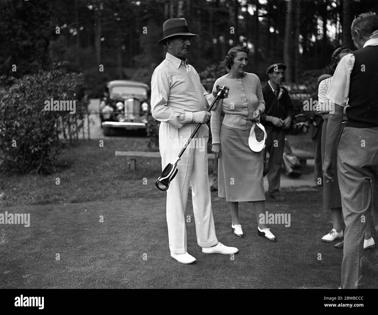 Mesdames et Messieurs au Club de golf de Nouvelle-Zélande , Byfleet . Sir George et Lady Prescott . 1937 Banque D'Images