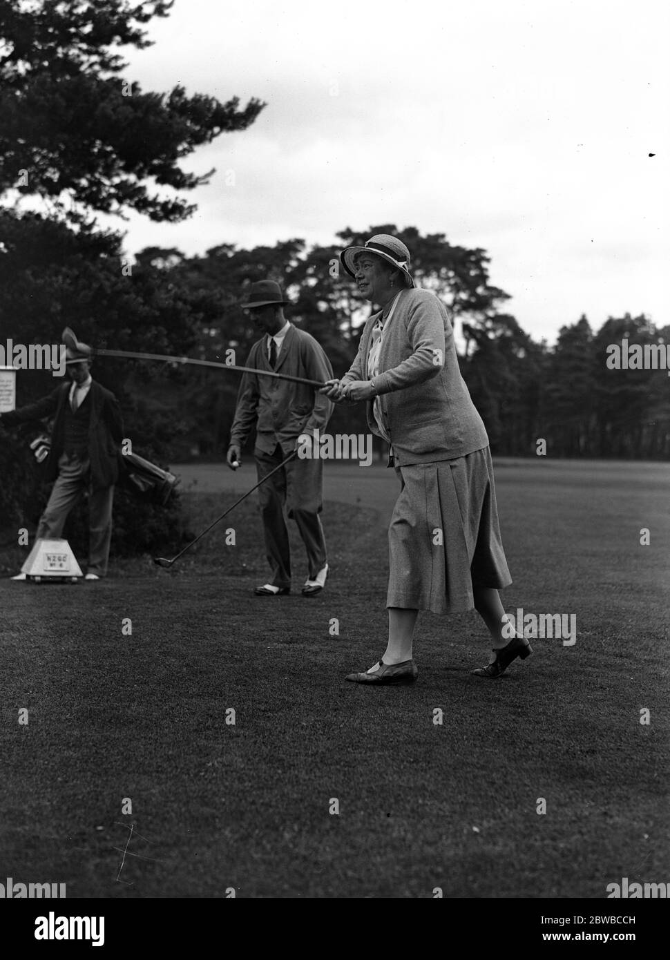 Hommes contre femmes golf au club de Nouvelle-Zélande , Byfleet Mme Bourn 1931 Banque D'Images