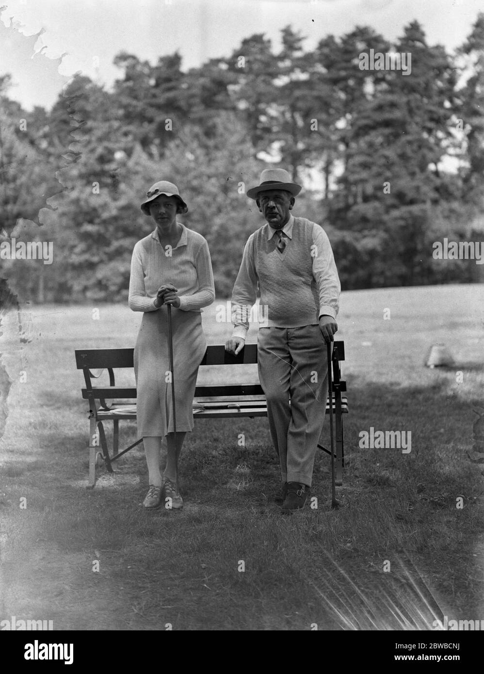 Mesdames et Messieurs au Club de golf de Nouvelle-Zélande , Byfleet . Mme Joyce Wecaped et M. G D Hannay . 1934 Banque D'Images