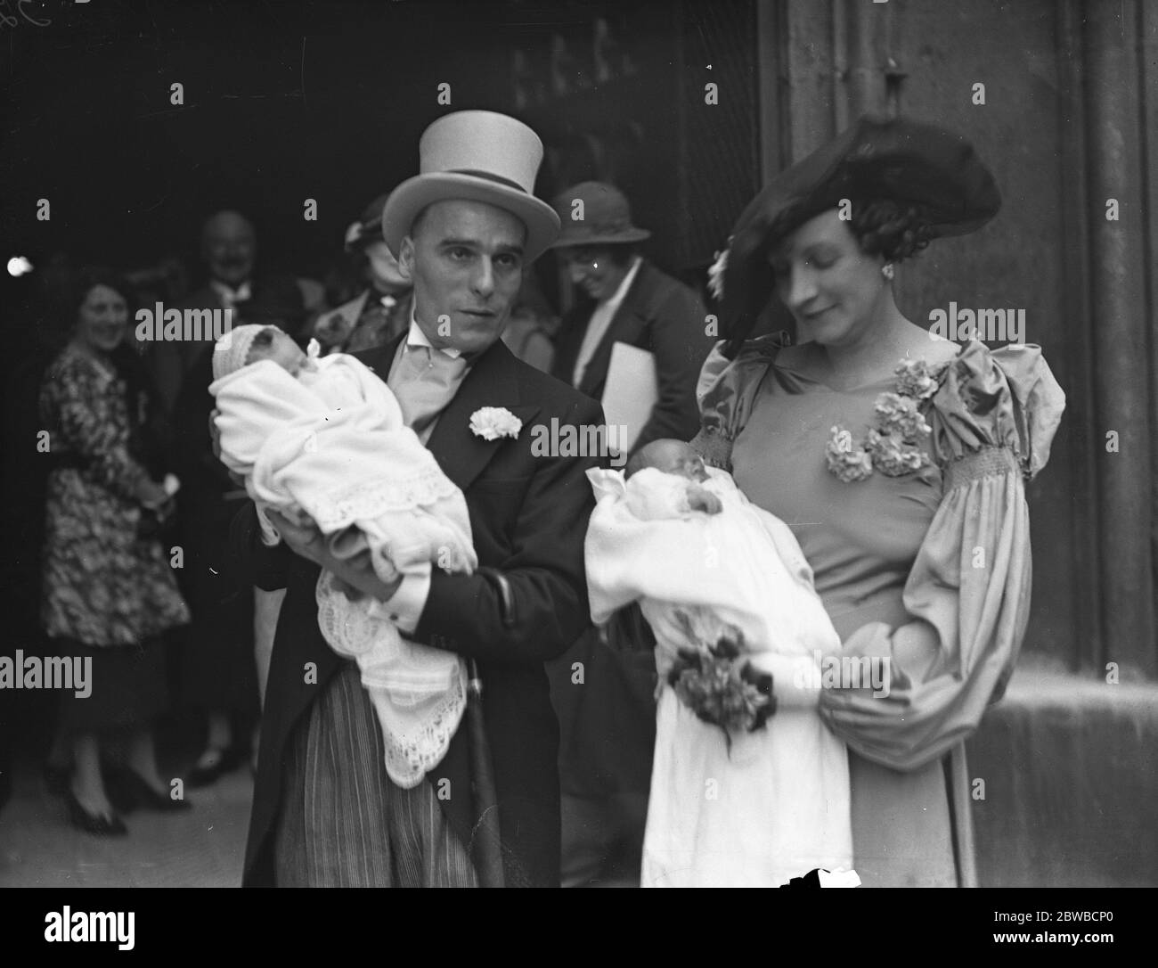 M. Richard et le Dr Irene Kenworthy Gayus avec leur fils et leur fille (gay et Gita), après leur baptême à St Margarets Westminster Banque D'Images