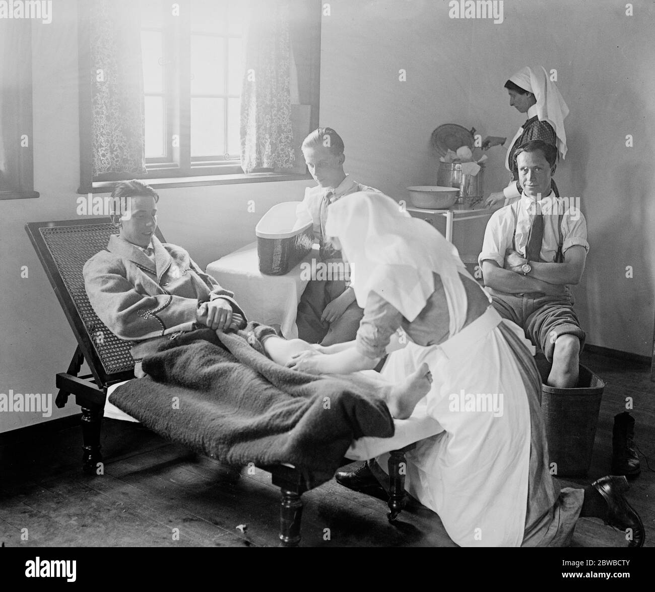Infirmières et infirmiers assistant à des soldats blessés à l'hôpital orthopédique militaire Princess Louise à Chailey, dans le Sussex . 19 juillet 1918 Banque D'Images