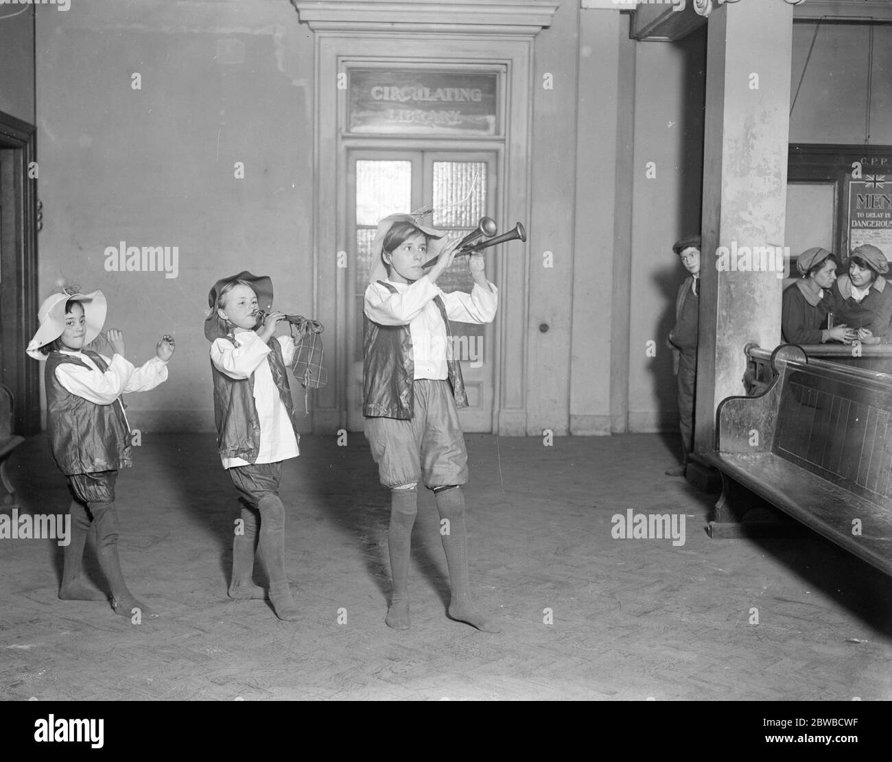 Les enfants de Londres qui ont récupéré d'un choc de RAID aérien à Chailey se sont rendus dans une foire de yulétide à l'école polytechnique de Regent Street en aide à leur maison de Saint Nicholas . 7 décembre 1917 Banque D'Images