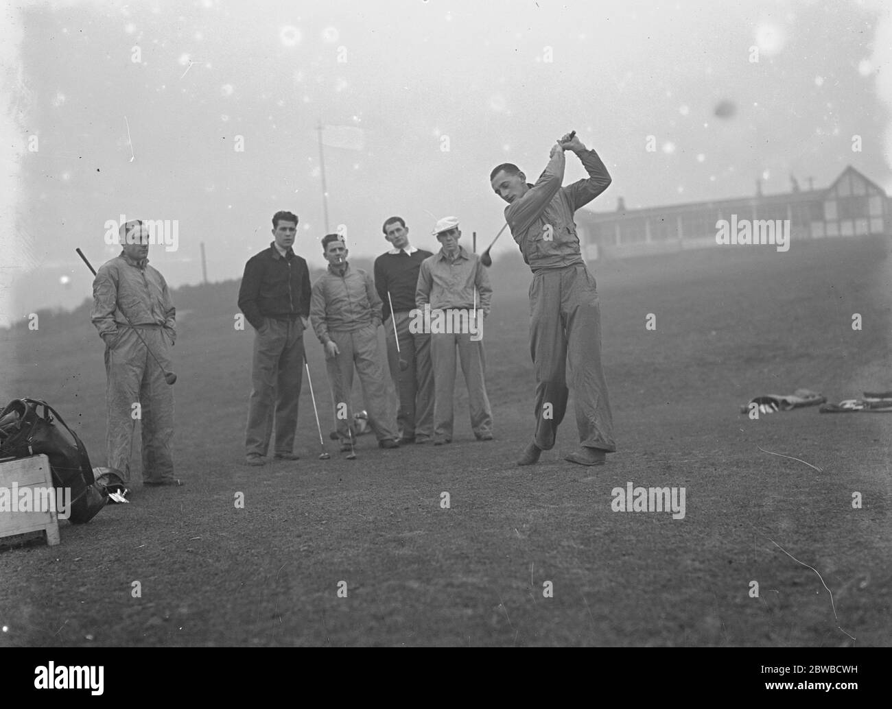 Membres du club de football d'Arsenal sur les parcours de golf Dyke à Brighton . Boulton en voiture. 1938 Banque D'Images