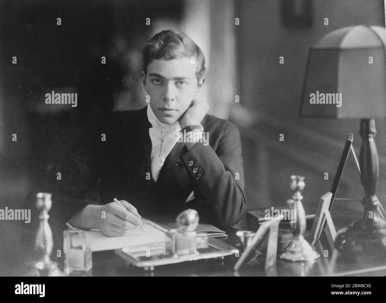 Apprendre les soins de l'État . Le prince Gustav Adolf de Suède , fils aîné du prince héritier , photographié à son bureau . Le prince a célébré son 18e anniversaire en avril dernier. 19 décembre 1924 Banque D'Images