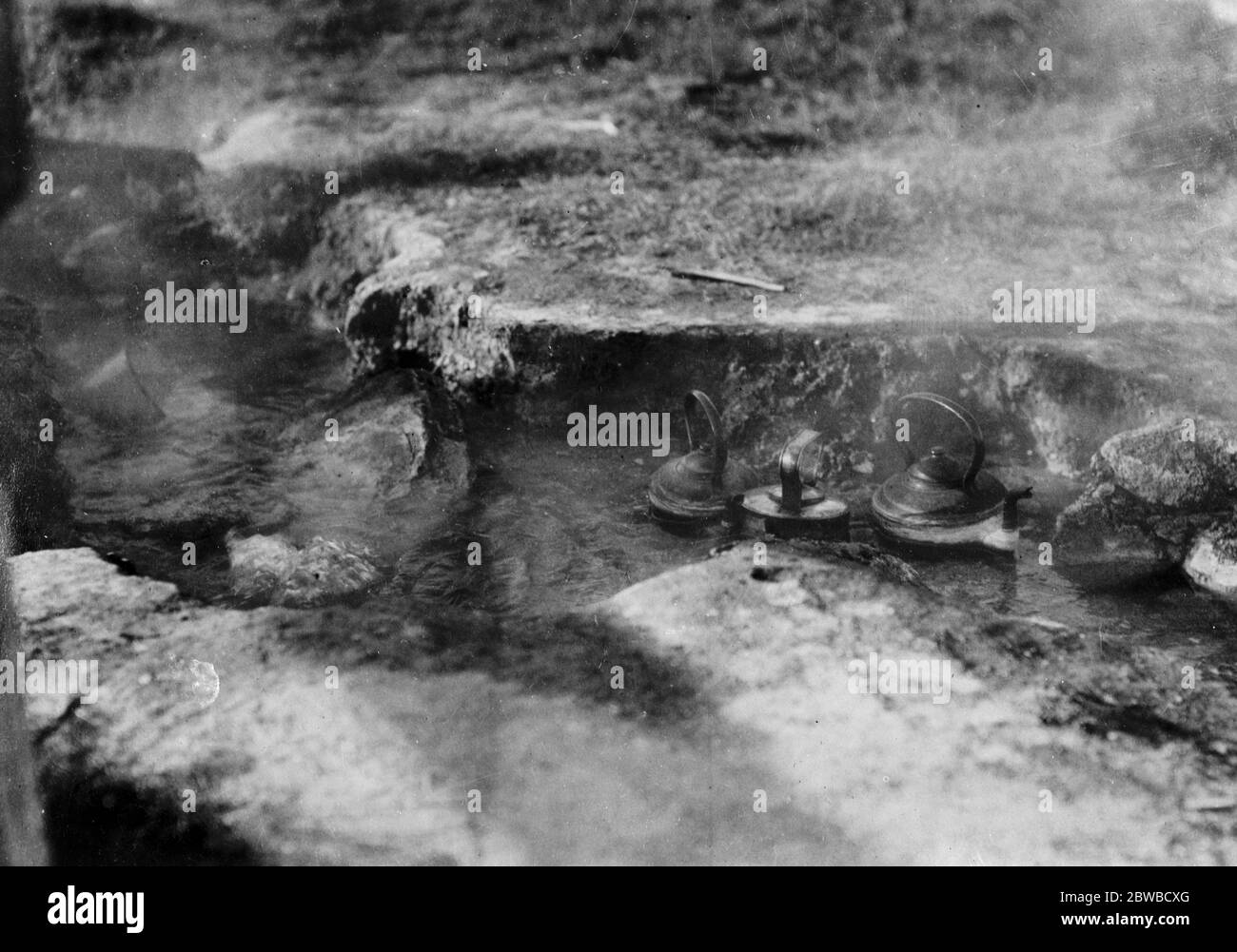 Visite de Duke et Duchesse de York dans la région volcanique de Nouvelle-Zélande . Maoris fait bouillir leurs bouilloires dans la source chaude à Whakarewarewa . 22 février 1927 Banque D'Images