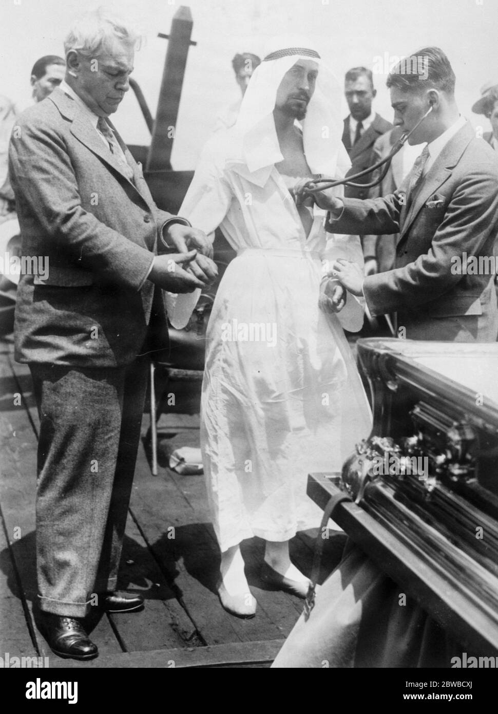 Rahmen Bey , Fakir égyptien , testé à New York . Rahmen Bey étant examiné par des médecins après avoir été dans un cercueil submergé dans la mer pendant une heure . 19 juillet 1926 Banque D'Images