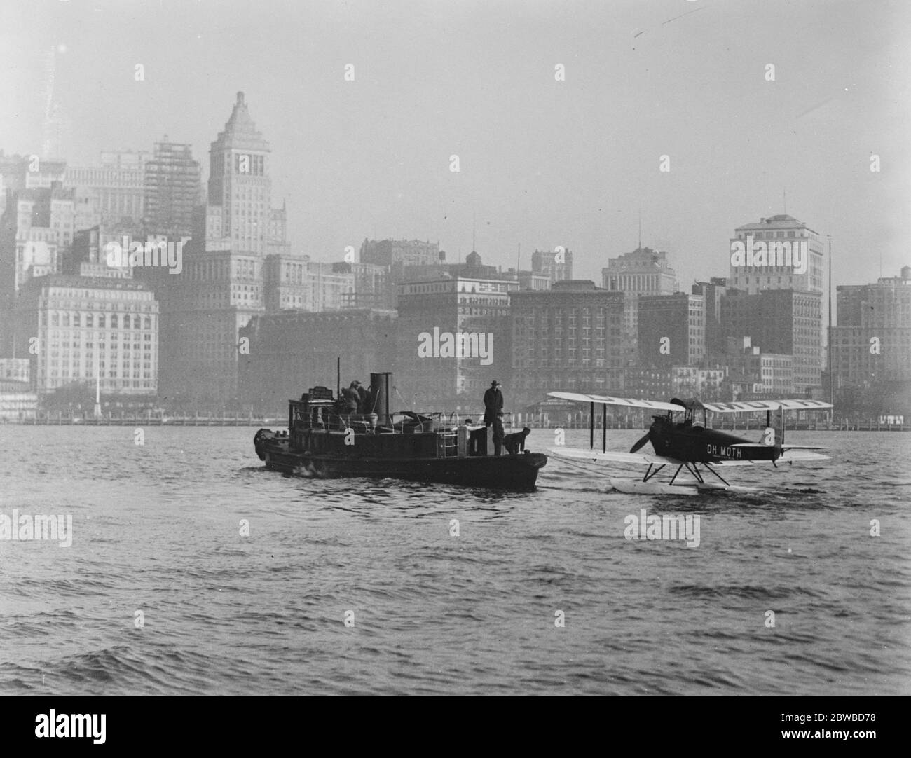 Sir Alan et Lady Cobham visitent l'Amérique . La machine de Sir Cobham est remorquée depuis l'Homère dans le port des États-Unis. 7 décembre 1926 Banque D'Images