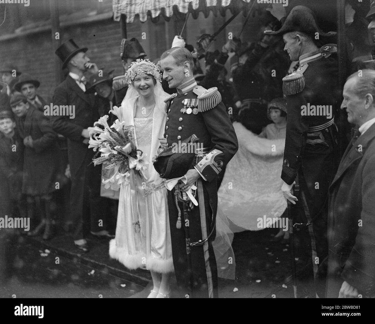 Mariage du lieutenant de vaisseau l'honorable Robert A W Southwell , de la Marine royale , et de Mlle Violet Mary Weldon Walshe , à l' église catholique romaine de Sainte-Marie , rue Cadogan . 19 janvier 1926 Banque D'Images