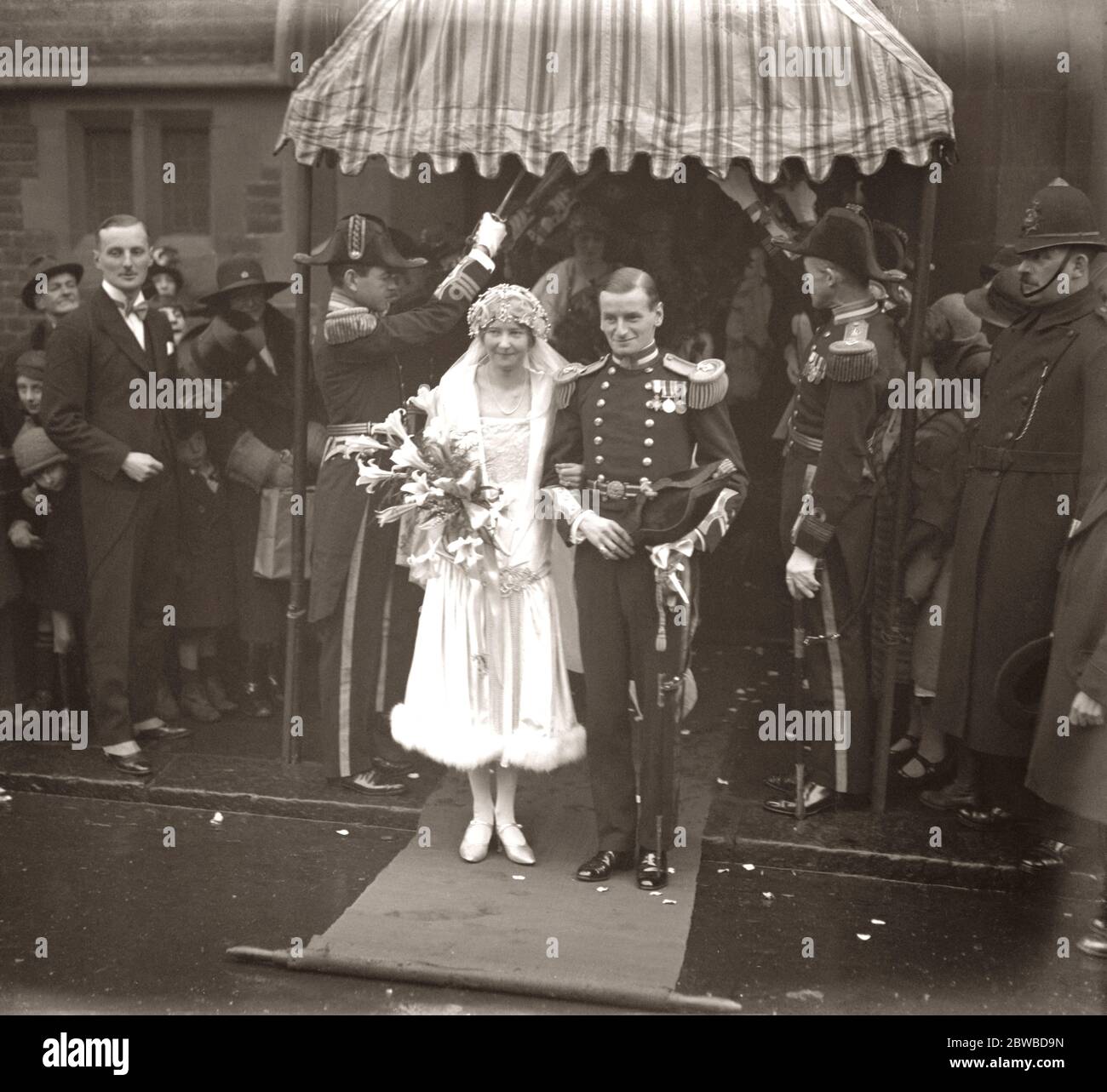 Mariage du lieutenant de vaisseau l'honorable Robert A W Southwell , de la Marine royale , et de Mlle Violet Mary Weldon Walshe , à l' église catholique romaine de Sainte-Marie , rue Cadogan . 19 janvier 1926 Banque D'Images