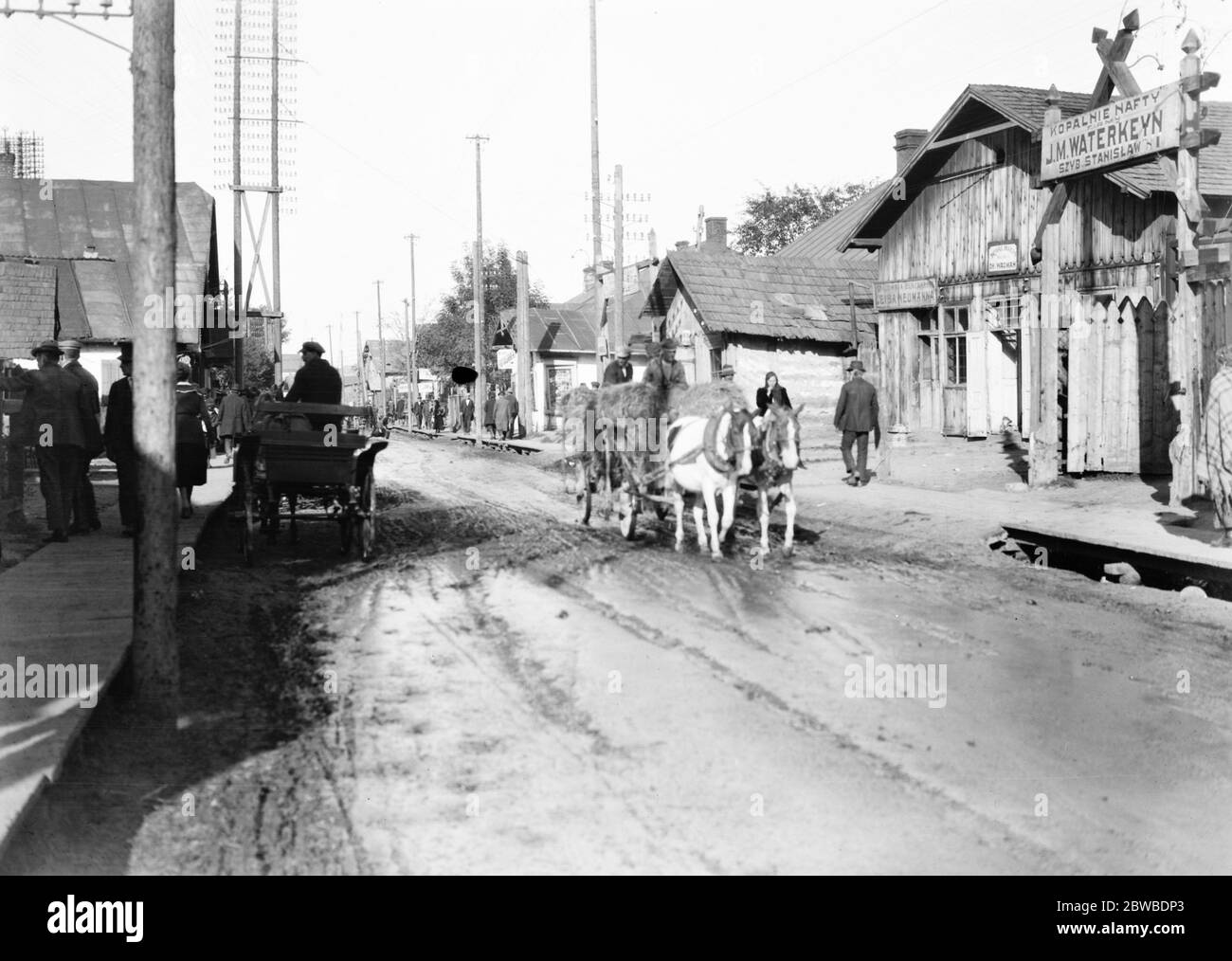 Une scène de rue à Barowslav , montrant la rue six pouces de profondeur dans le liquide huileux s'écoulant des stations de pompage . 24 octobre 1921 Banque D'Images