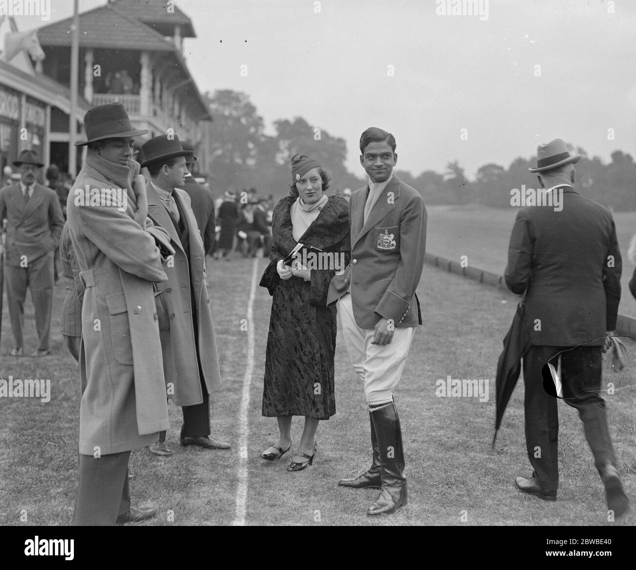 Club de polo de la ferme Ranelagh . Jaipur versus Osmaston dans la finale de la coupe ouverte de défi de Ranelagh . Le Maharajah de Jaipur avec et recevoir la coupe du général Sir Bindon Blood 10 juin 1933 Banque D'Images