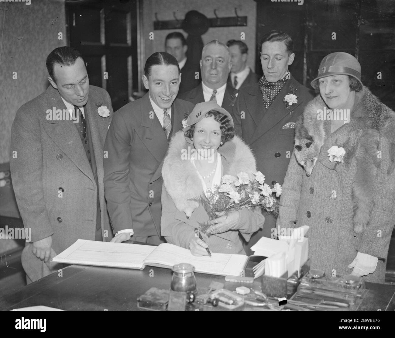 Mariage de Charles Smirks et de Mme Girvan Barker au bureau d'inscription d'Epsom Bonde et Bridegroom sont arrivés et sont partis séparément le 13 août 1938 Banque D'Images