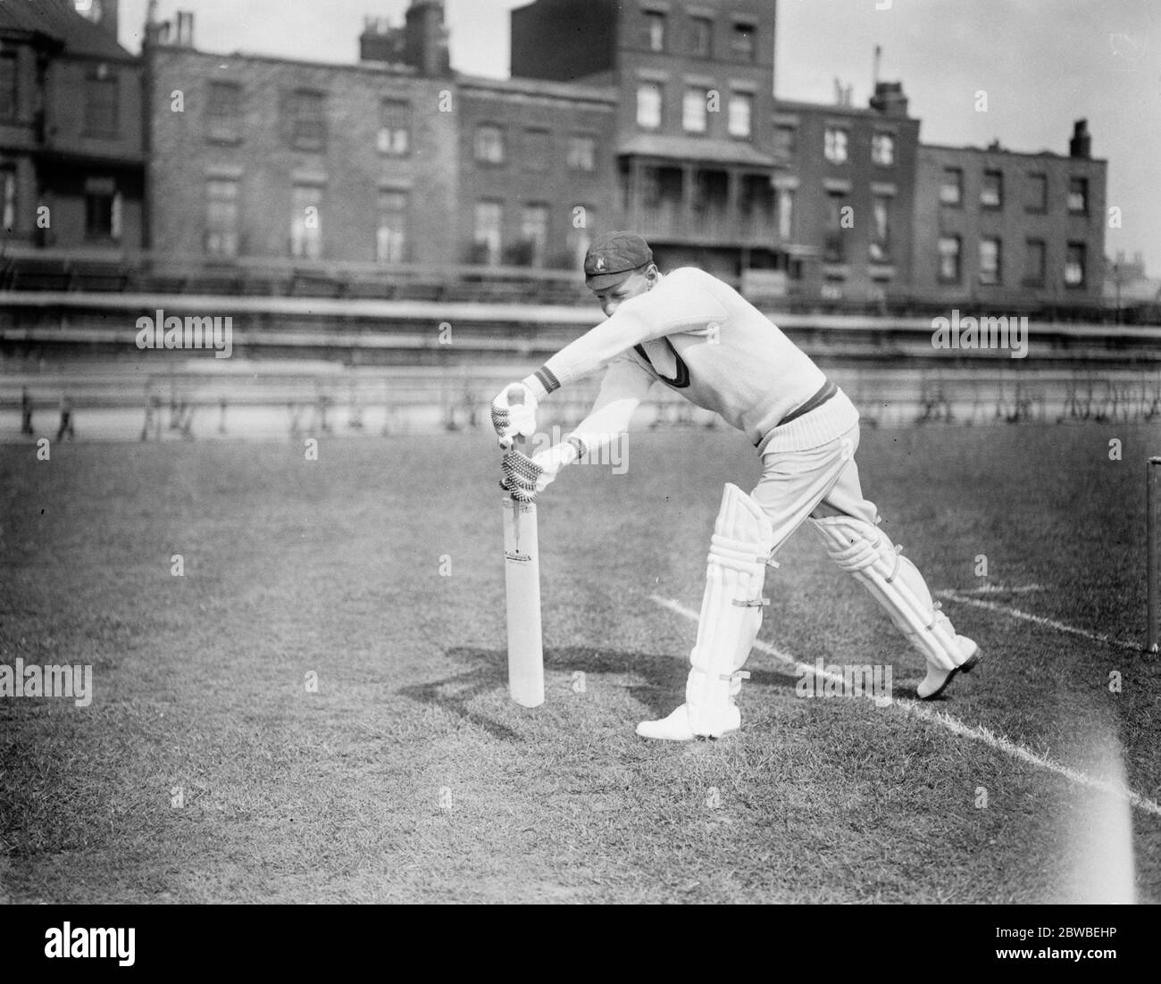 L'équipe de cricket sud-africaine en pratique à Kennington OVAL . T A Ward jouant en avant . 26 avril 1924 Banque D'Images