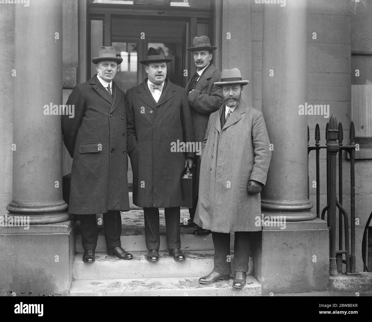 Conférence des dirigeants syndicaux sur la menace de grève ferroviaire les membres du Congrès syndical du conseil général de l'Eccleston Square Londres envisagent la menace de grève ferroviaire gauche à droite J W Bowen , secrétaire général Syndicat des travailleurs de poste G Hicks , secrétaire général , amalgame , syndicat des travailleurs du bâtiment R B Walker , secrétaire général , syndicat national de l'agriculture , travailleurs A G Walkden , secrétaire général , association des greffiers du chemin de fer 14 janvier 1924 Banque D'Images
