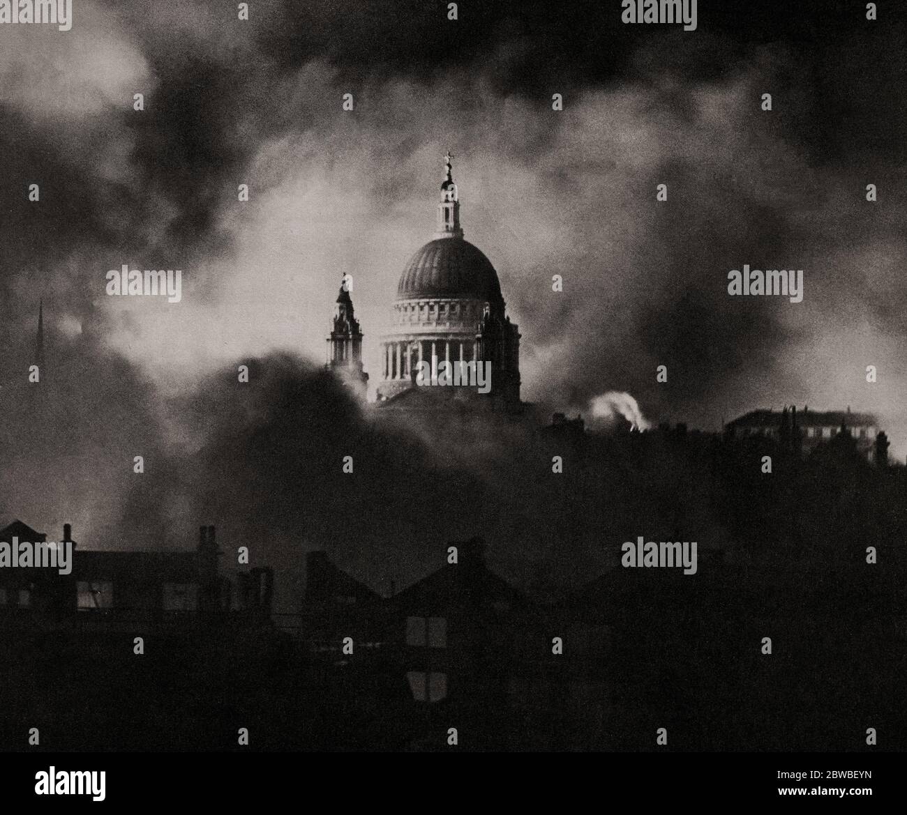 Pendant la campagne de bombardement allemande de Blitz contre le Royaume-Uni en 1940 et 1941, pendant la Seconde Guerre mondiale, le dôme de la cathédrale Saint-Paul est vu par la fumée d'un raid aérien, d'une certaine manière, il a été épargné les bombes de la Luftwaffe. Banque D'Images