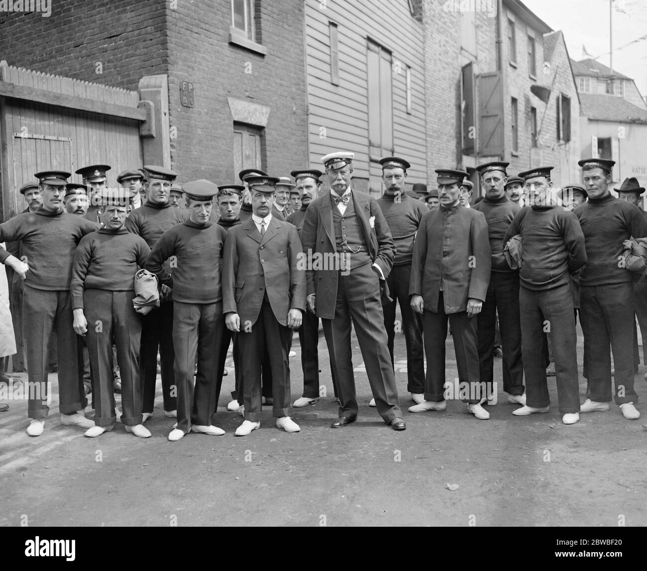 Shamrock IV à Gosport Sir Thomas Lipton et l'équipage 26 mai 1914 Banque D'Images