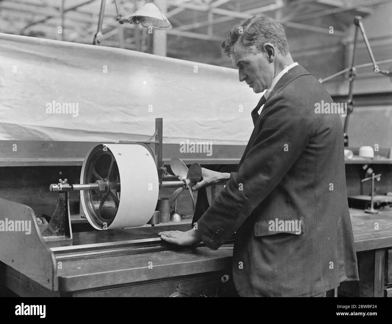 Au Laboratoire physique national , Teddington . Essai de la force de la sserve dans la barre du navire . Banque D'Images