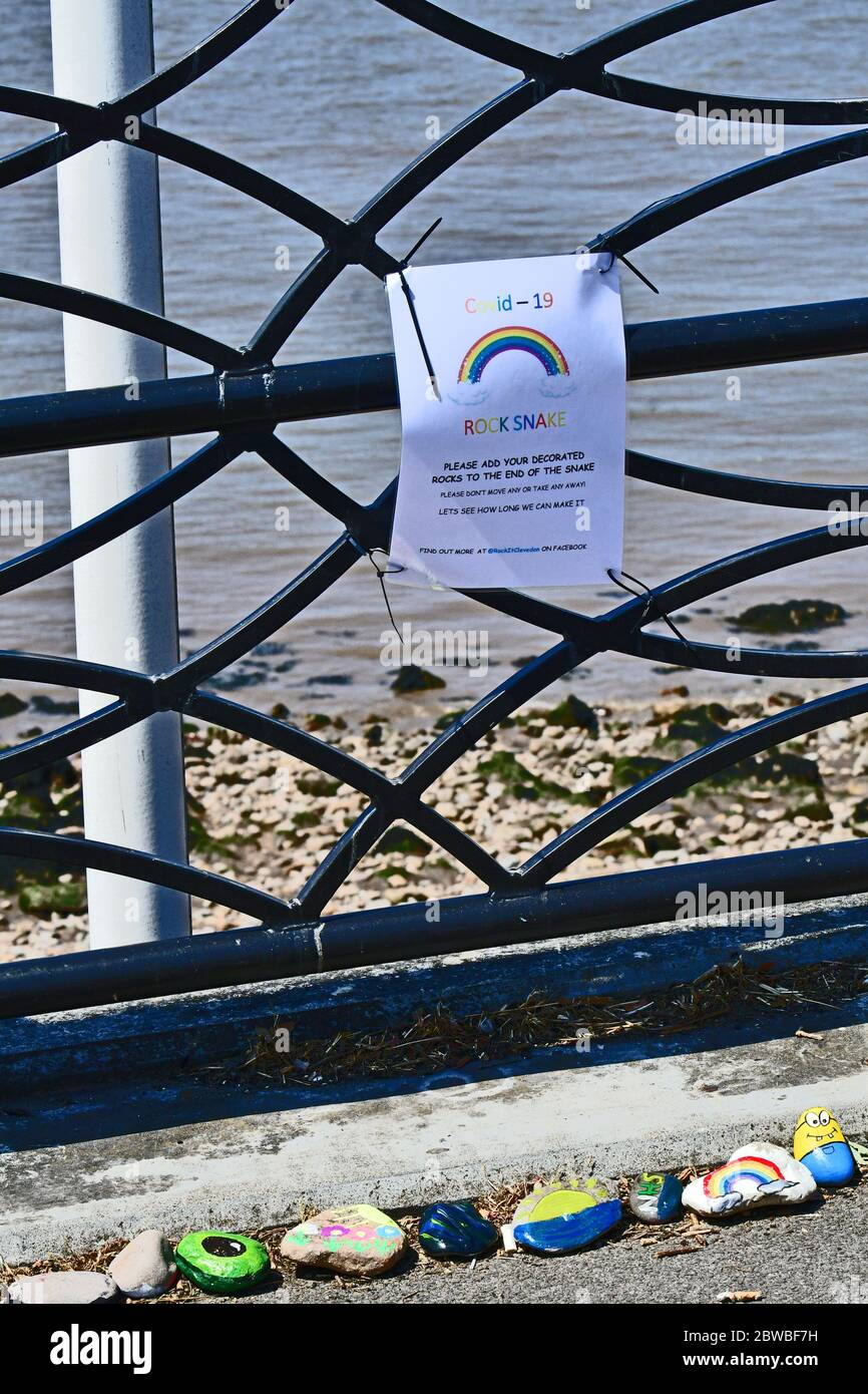 Clevedon, Royaume-Uni. 31 mai 2020. 31 mai 2020.Covid -19 Snake de roche des cailloux et des rochers décorés sont vus sur la promenade de Clevedon North Somerset le dimanche après-midi, et les passants par arrêt pour regarder. Crédit photo : Robert Timoney/Alay Live News Banque D'Images